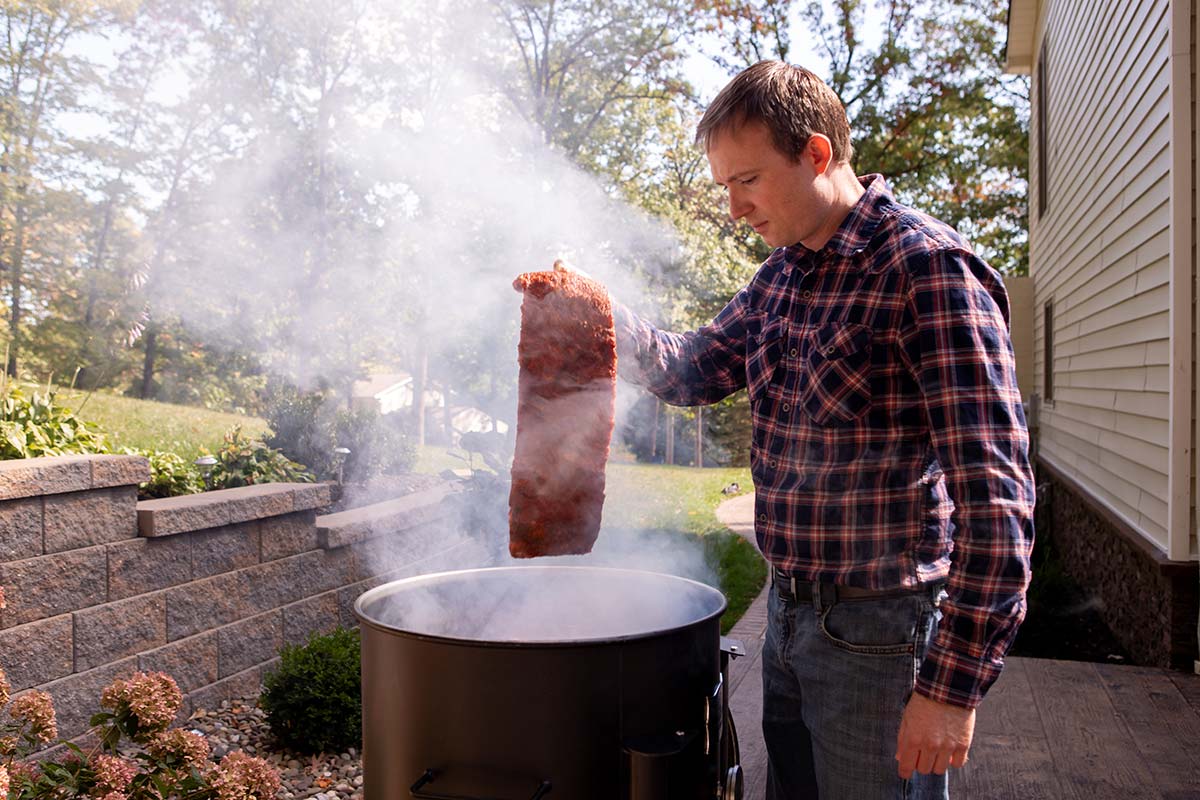 how does a drum smoker work